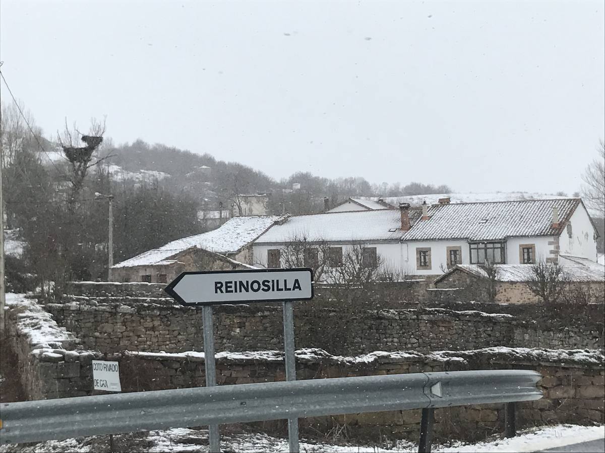 Carreteras y pueblos nevados, este viernes en el sur de Cantabria