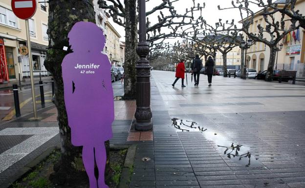 Las muertas por violencia machista serán recordadas con siluetas en árboles de Torrelavega