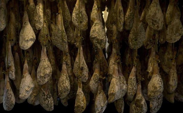 La investigación por el fraude del jamón ibérico llega a Cantabria