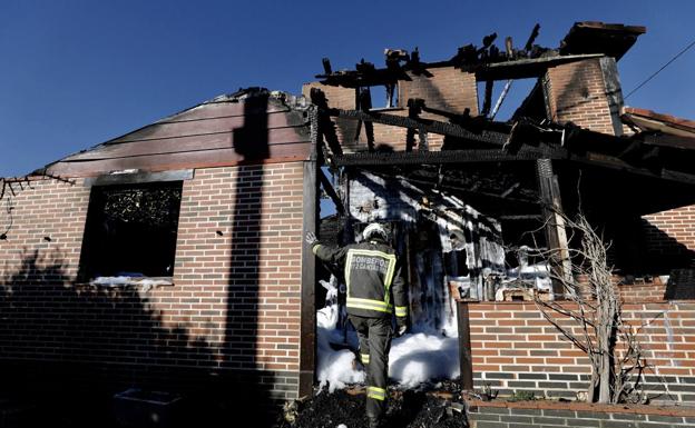 Una vivienda queda completamente destruida por un incendio en La Revilla