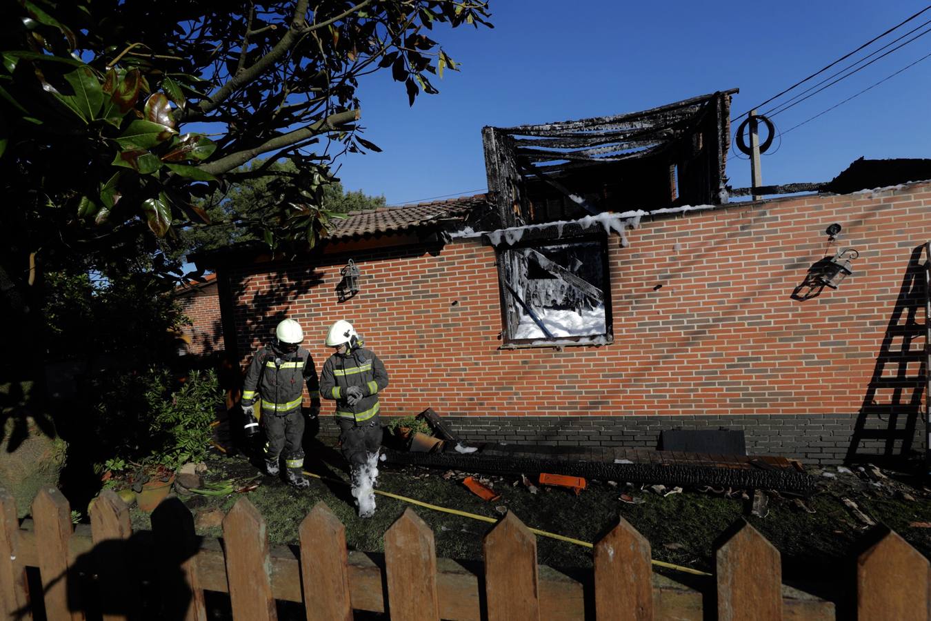 Un incendio destroza una vivienda en La Revilla