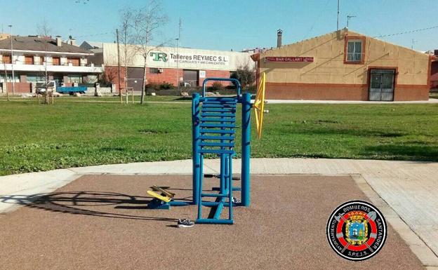 Los bomberos rescatan a un niño que quedó atrapado en un aparato de gimnasia en Santander