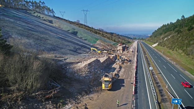 La obra en el argayo de Caviedes permitirá abrir un segundo carril la próxima semana