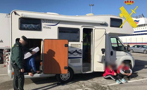 Detenidos dos vecinos de Cantabria en el Puerto de Bilbao por intentar colar a cuatro albaneses en el ferry