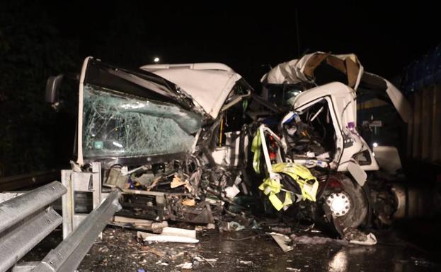 Dos muertos en Vizcaya en un brutal choque entre un autobús y un camión cántabro