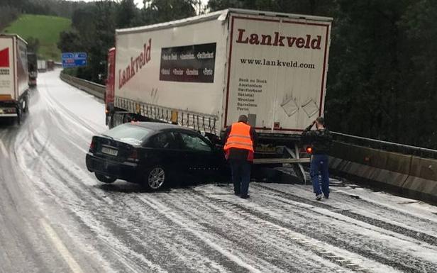 Un herido en un accidente en la A-8, en Guriezo, tras una fuerte granizada