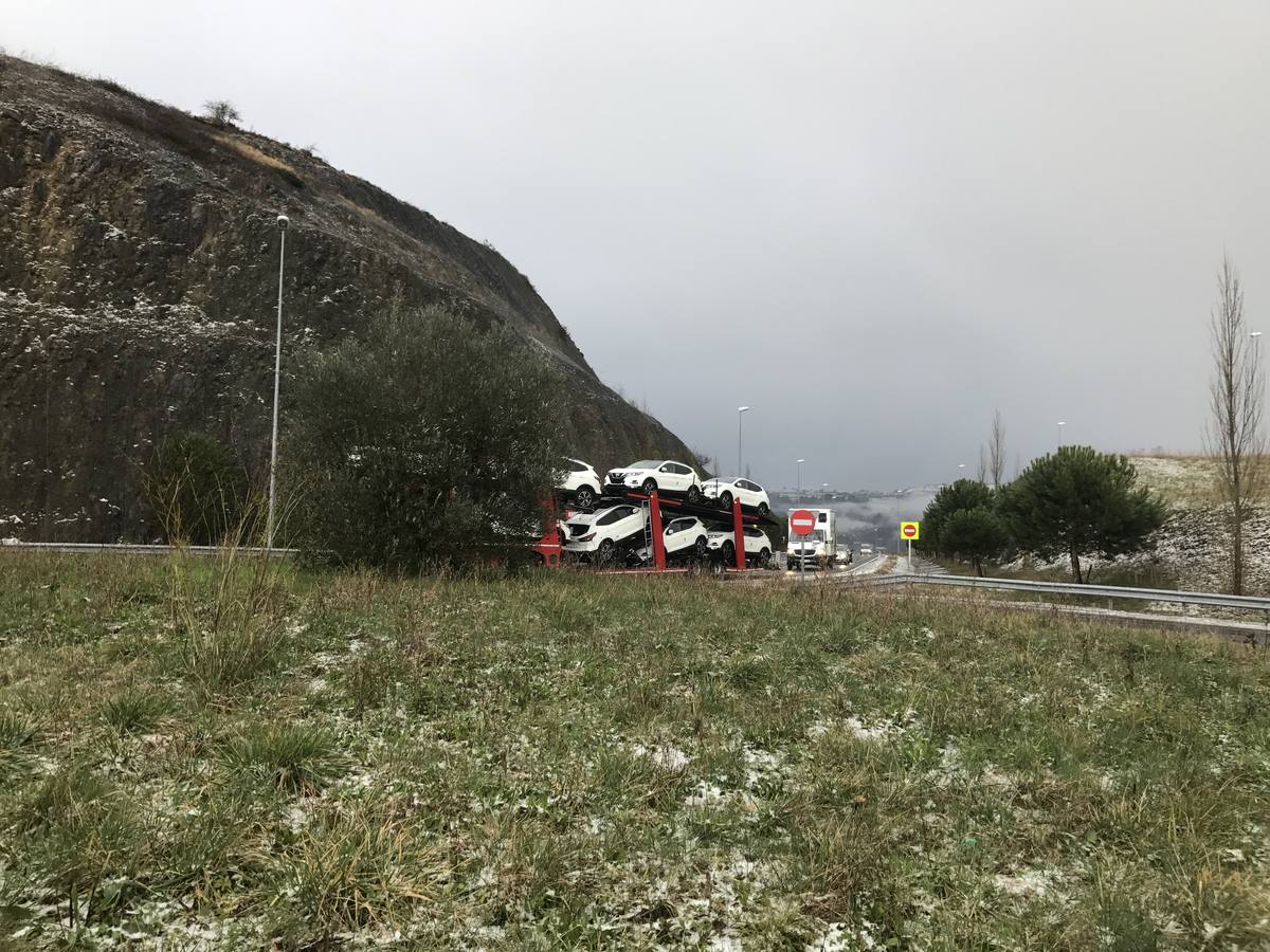 Convoy de camiones saliendo de Arenas de Iguña al reabrirse al tráfico la A-67