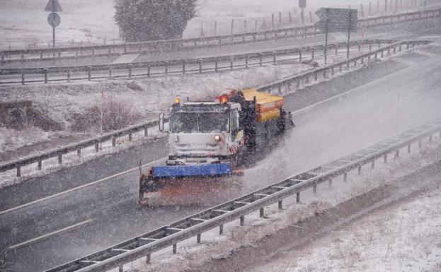 Casi una treintena de carreteras de la red secundaria permanecen cortadas por nieve y hielo