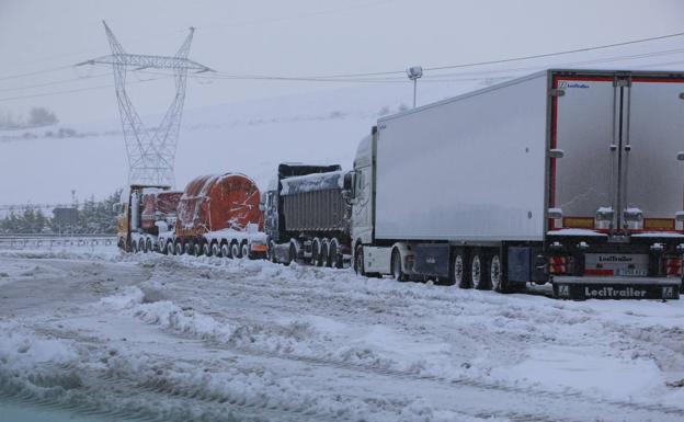 Los camiones siguen embolsados en Reinosa, donde la nieve cubre los accesos a la ciudad