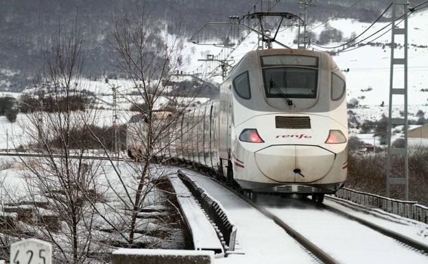 El hielo y la nieve 'atascan' el Alvia en el intercambiador de Palencia