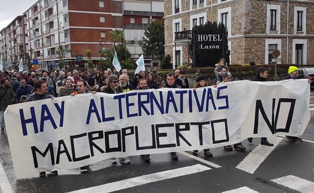 La plataforma contra el puerto deportivo de San Vicente pide «no dilapidar el dinero»