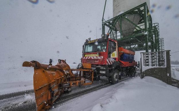 La A-67 sufre cortes intermitentes para camiones por las nevadas