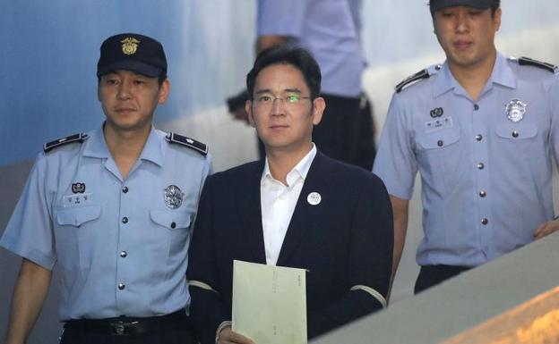 El heredero de Samsung queda en libertad tras la suspensión de la condena por 'Rasputina'