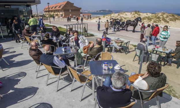 Hosteleros e Iniciativa de Ribamontán al Mar discrepan sobre si hay saturación turística