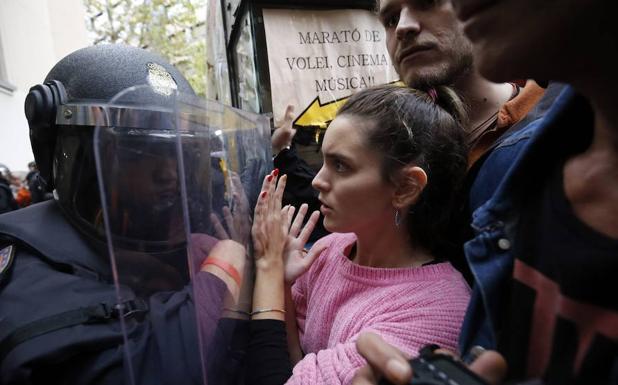 Un juez investiga a dos agentes de la Policía Nacional por las cargas del 1-O