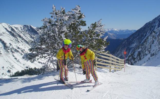 En Baqueira, ir disfrazado tiene premio