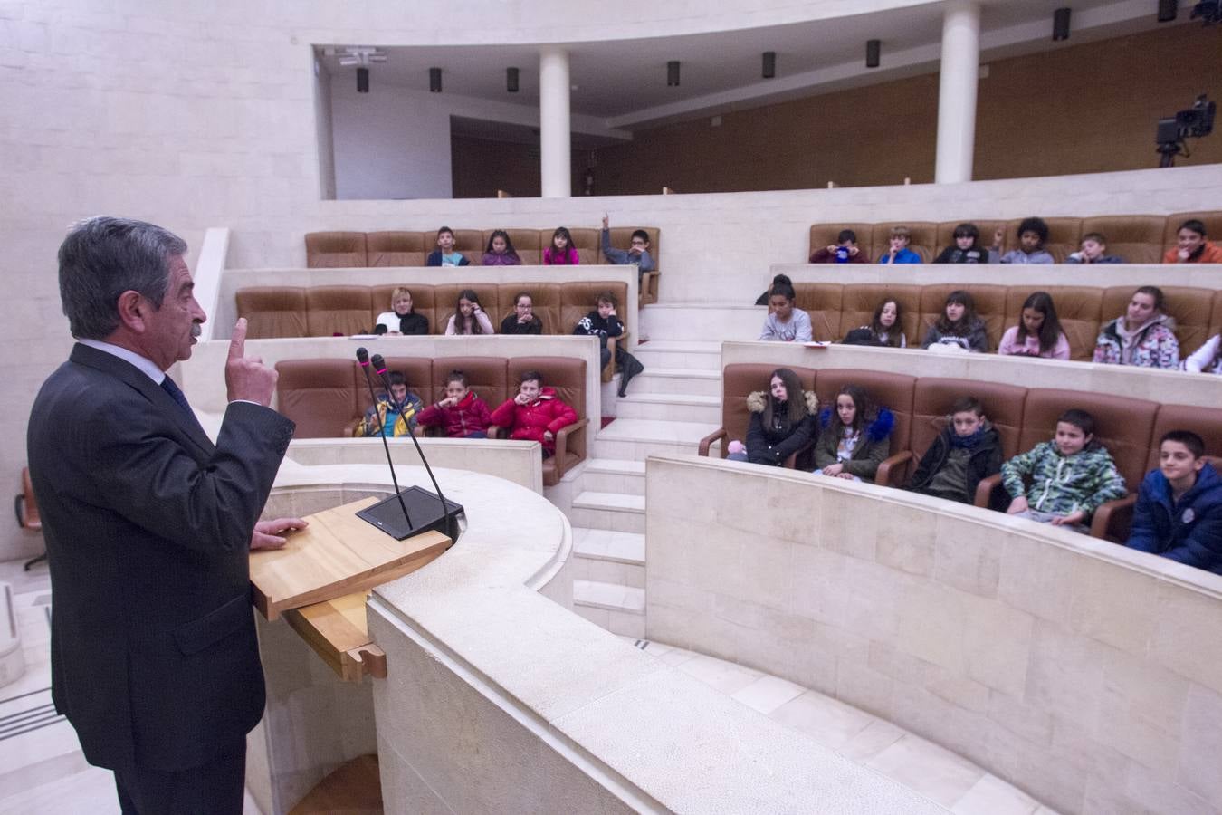 Revilla, en el Parlamento con un grupo de niños del colegio Sardinero