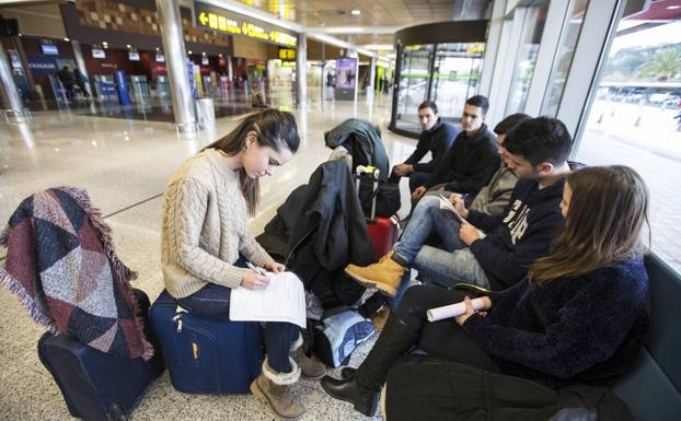 Un rayo deja veinte horas «tirados» en el Seve Ballesteros a los pasajeros del vuelo a Edimburgo