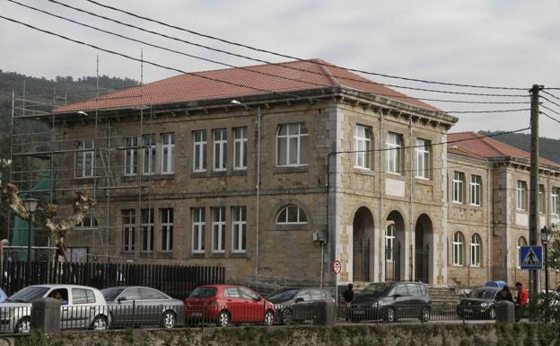 Ampuero participa en un programa de prevención de drogas para padres