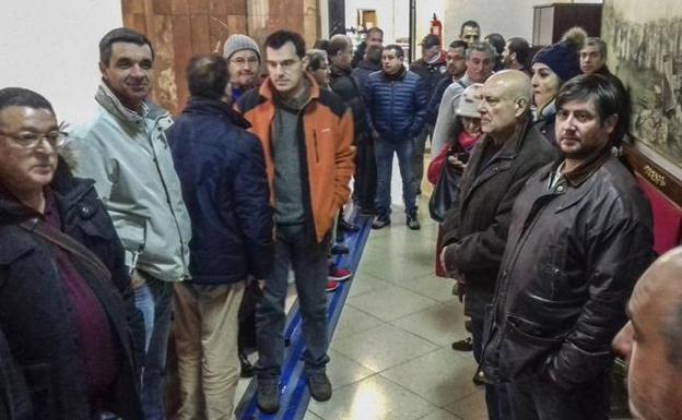 El Ayuntamiento estudiará en qué puntos podrán parar los taxis en el carril rápido