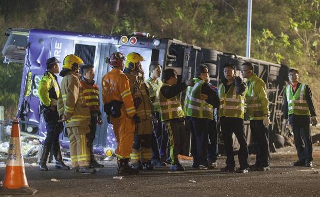 19 muertos y 60 heridos al volcar un autobús de dos pisos en Hong Kong