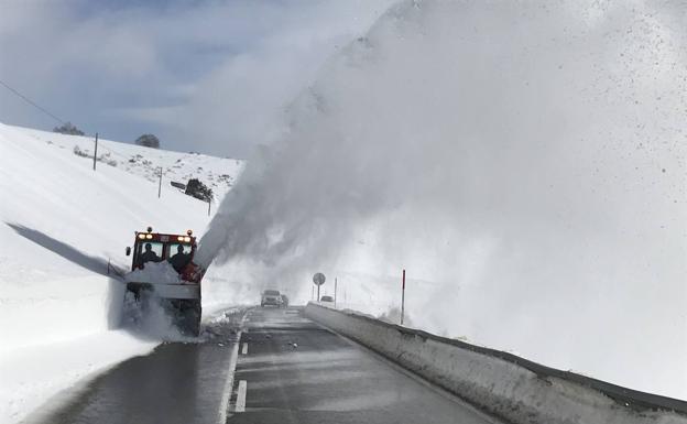 Fomento tiene preparadas 43 quitanieves en Cantabria
