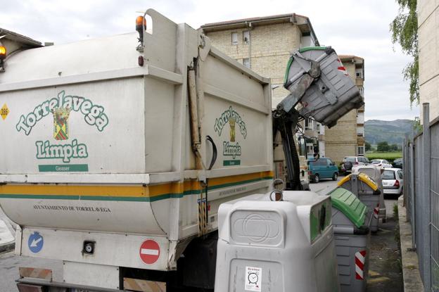 Políticos y técnicos buscarán la fórmula para municipalizar el servicio de recogida de basuras