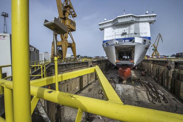 La draga 'Vox Amalia' llegará a Astander el martes para su finalización