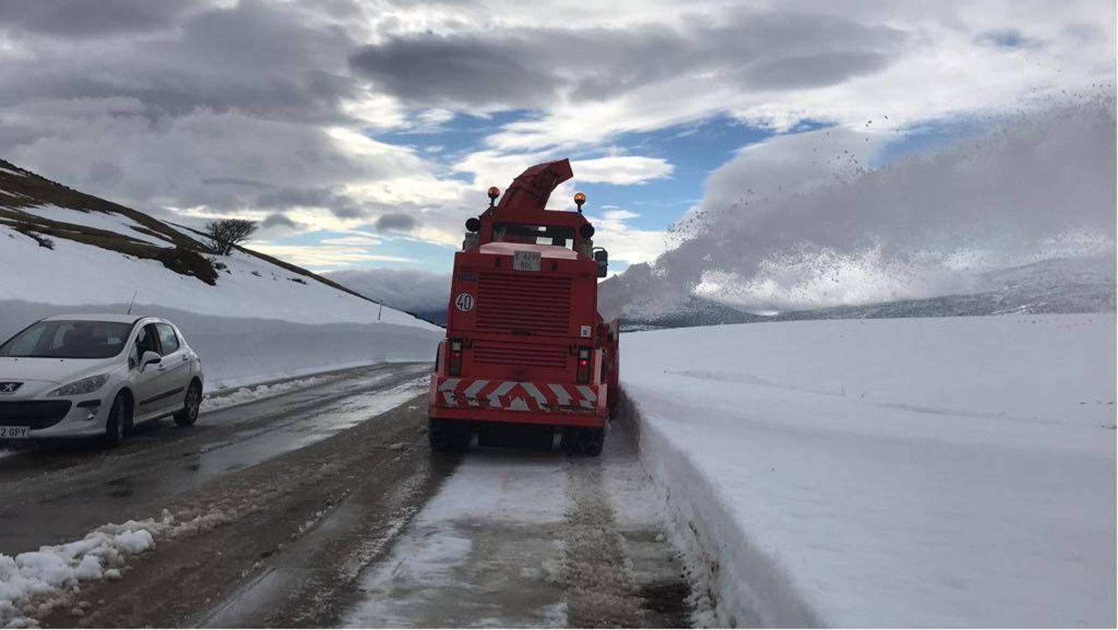 Abriendo camino entre murallas de nieve en Palombera