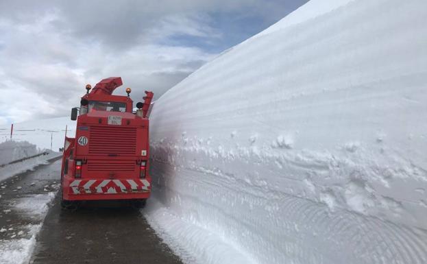 Las máquinas abren camino entre las murallas de nieve de Palombera