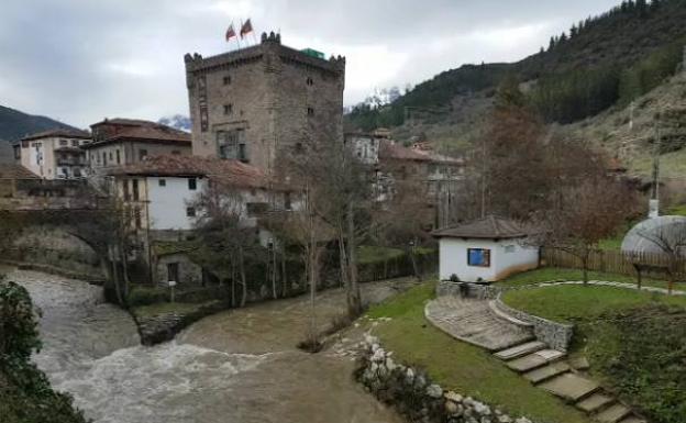 Fuerte crecida del río Deva a su paso por Potes