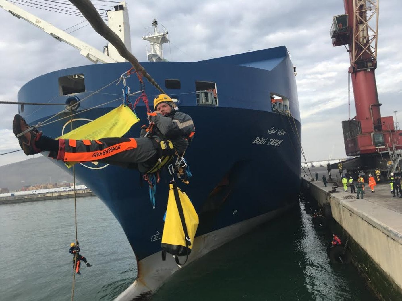 Detienen en Laredo a cuatro activistas de Greenpeace por una protesta en Bilbao