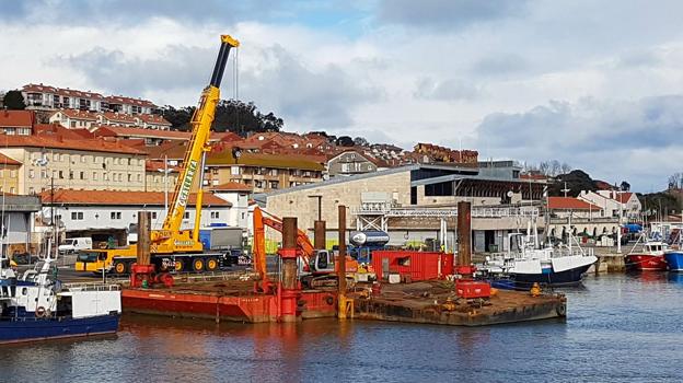 El Gobierno recurre a grandes medios mecánicos para dragar en roca el puerto de San Vicente