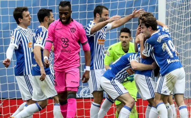 La Real Sociedad vence al Levante y da un respiro a Eusebio