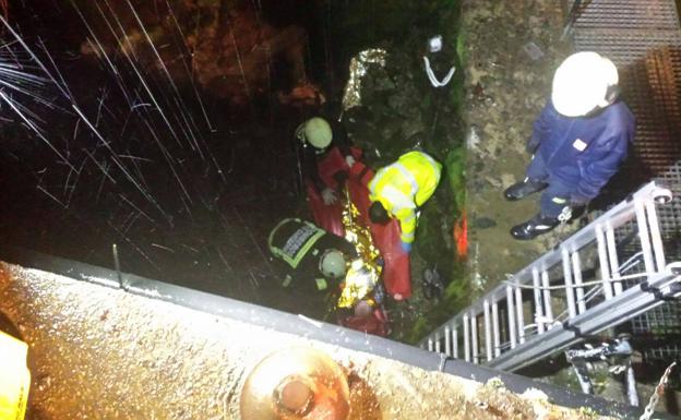 Los bomberos rescatan a dos hombres tras caer con su coche al río Asón