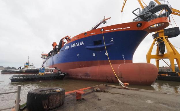 La draga holandesa 'Vox Amalia' ya está en Astander, donde se completará su construcción