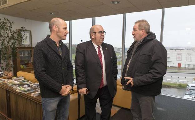 Oria analiza con el alcalde de Anievas las necesidades de mejora de los caminos rurales