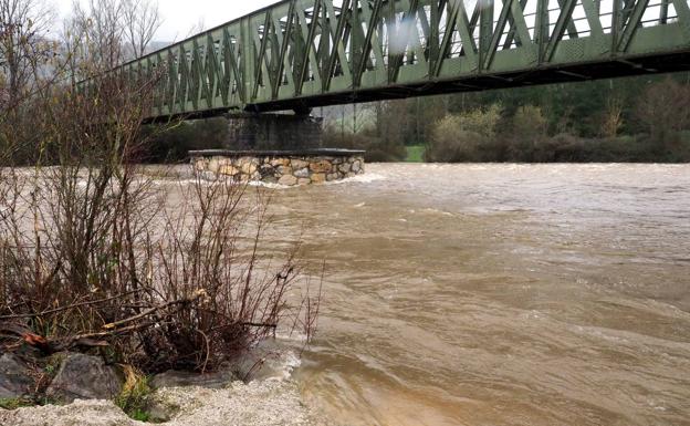 La lluvia y el deshielo ponen en vigilancia los ríos Pas, Asón y Gándara