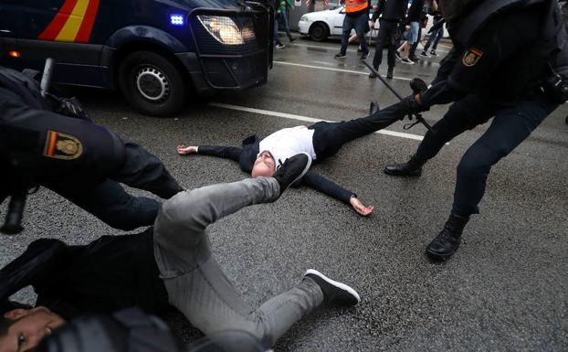 Amnistía Internacional denuncia la «fuerza excesiva» contra el 1-O en su informe anual