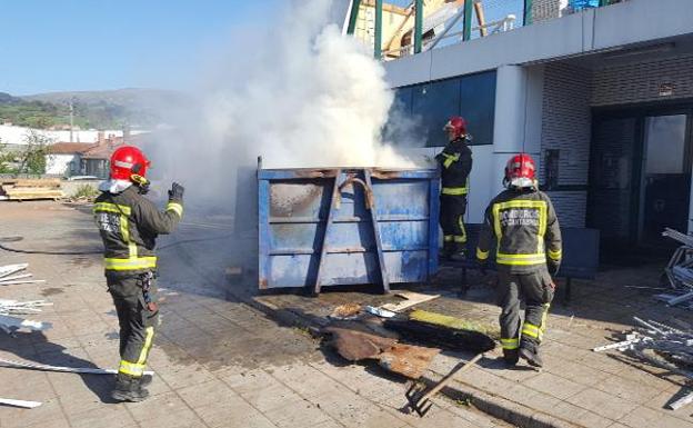 Los bomberos del parque de Los Corrales contabilizaron en 2017 casi una salida por día