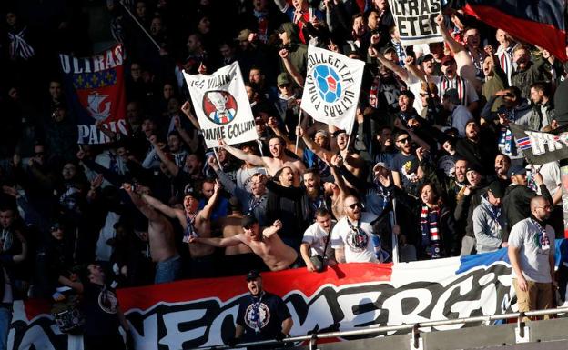 Los jugadores del PSG reciben a una quincena de ultras