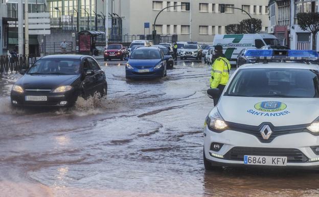 Una rotura inunda la calle Castilla