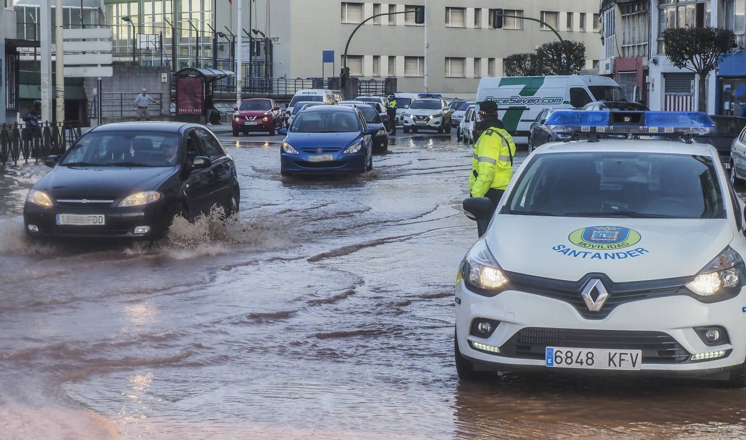 Una tubería rota provoca una inundación en la calle Castilla