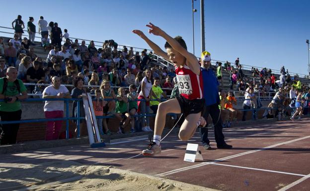 Aprobada la construcción de una cubierta para la grada de las pistas de atletismo del Complejo