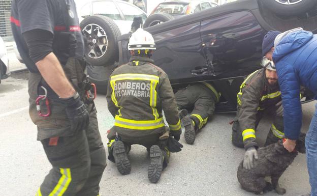 Un herido leve al volcar su vehículo en una calle en Laredo