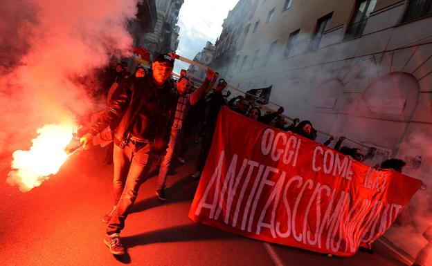 La ultraderecha y los antifascistas toman las calles de Italia