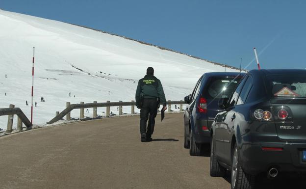 La Guardia Civil multa a 66 conductores por aparcar en Palombera