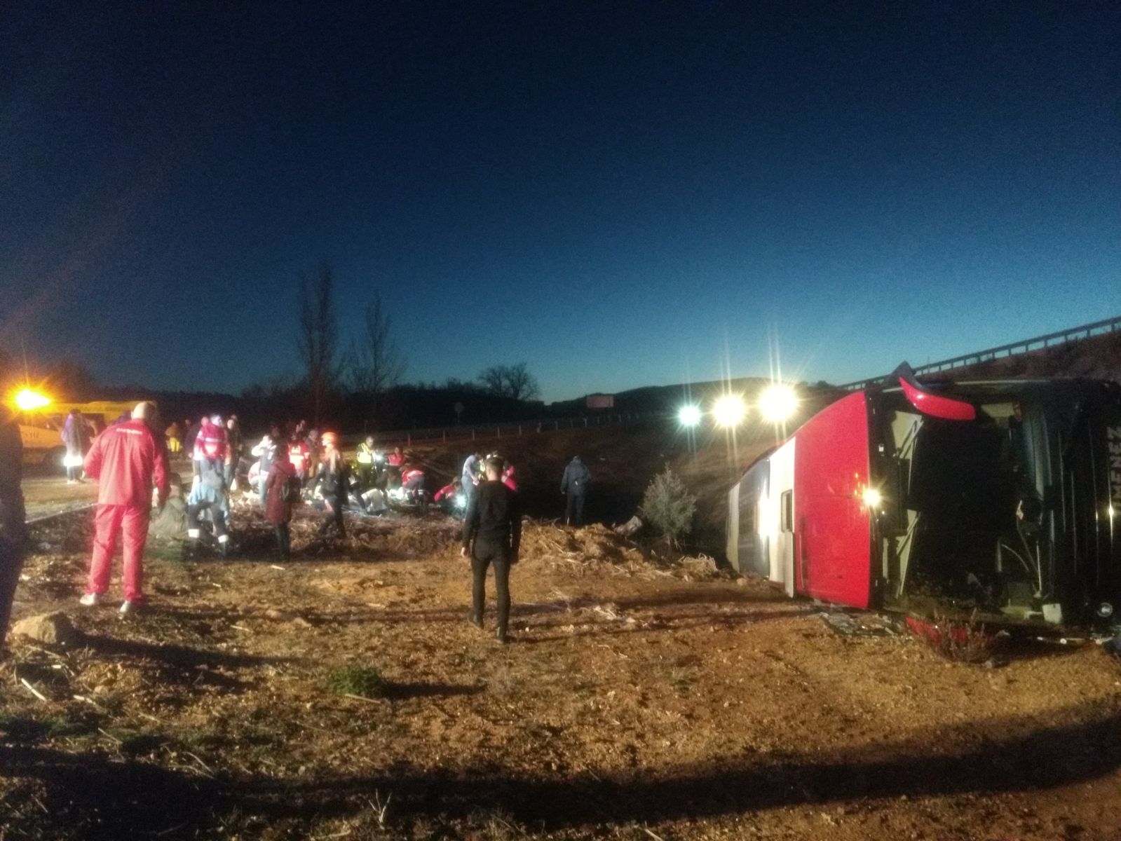 Los integrantes de la selección cántabra de lucha auxilian a los accidentados de un autobús en Lerma