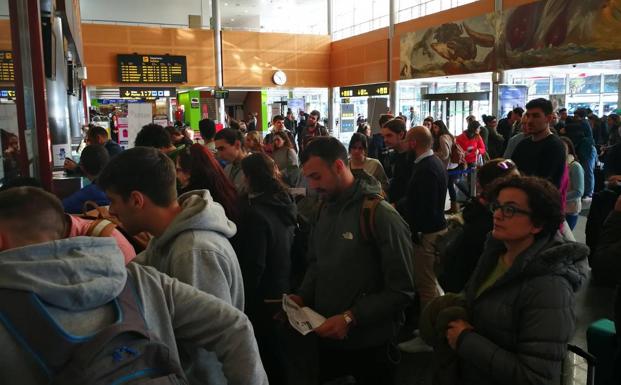 300 pasajeros se quedan tirados en Roma y Santander al cancelar su vuelo Ryanair