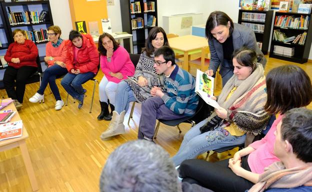 Las bibliotecas municipales de Santander contarán con 420 libros para personas con discapacidad